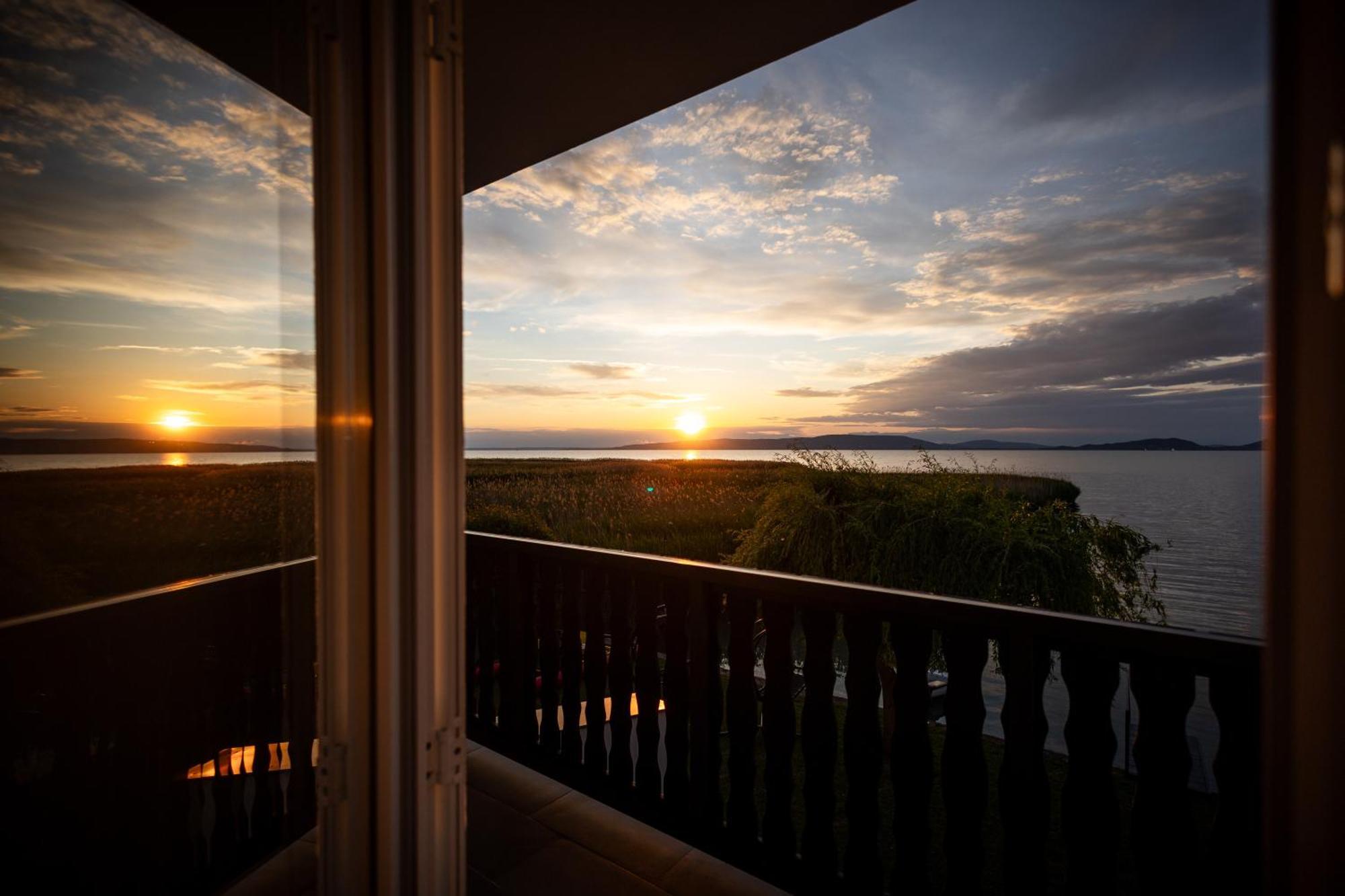 Balaton a kertben - Közvetlen vízparti apartmanok, csodálatos panorámával Balatonfenyves Kültér fotó