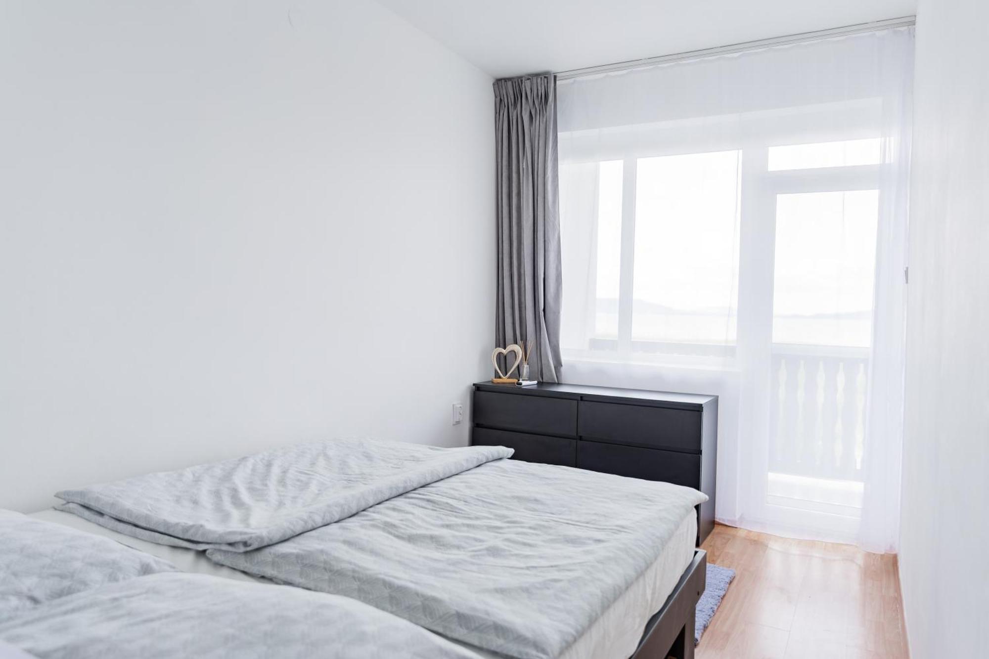 Balaton a kertben - Közvetlen vízparti apartmanok, csodálatos panorámával Balatonfenyves Szoba fotó