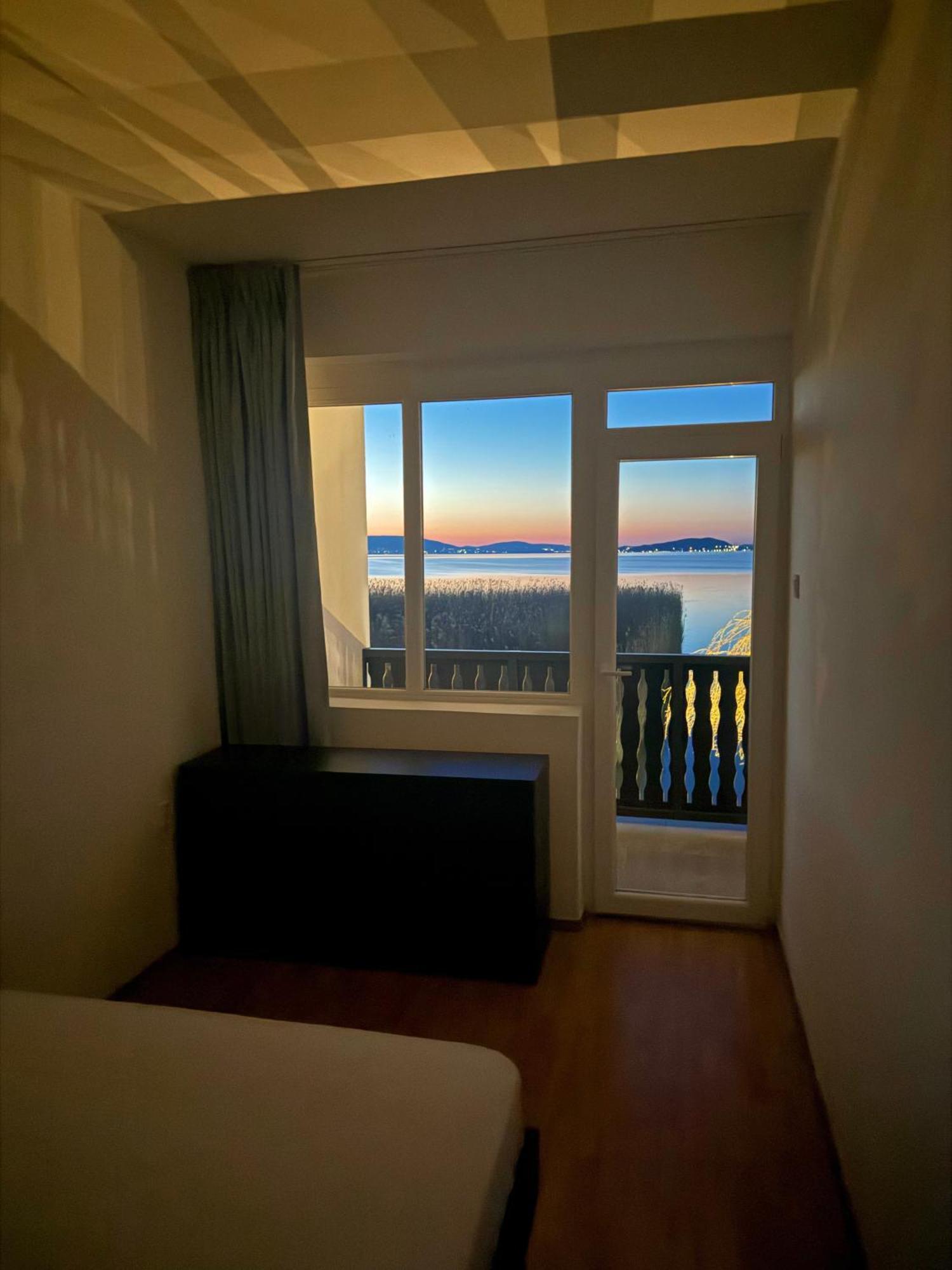 Balaton a kertben - Közvetlen vízparti apartmanok, csodálatos panorámával Balatonfenyves Kültér fotó