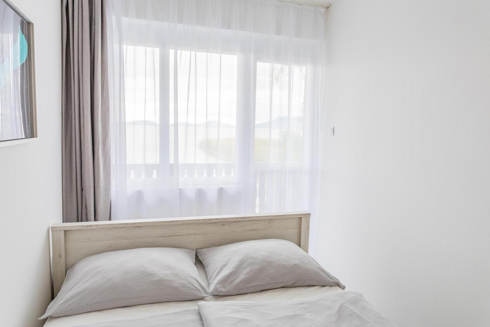 Balaton a kertben - Közvetlen vízparti apartmanok, csodálatos panorámával Balatonfenyves Szoba fotó